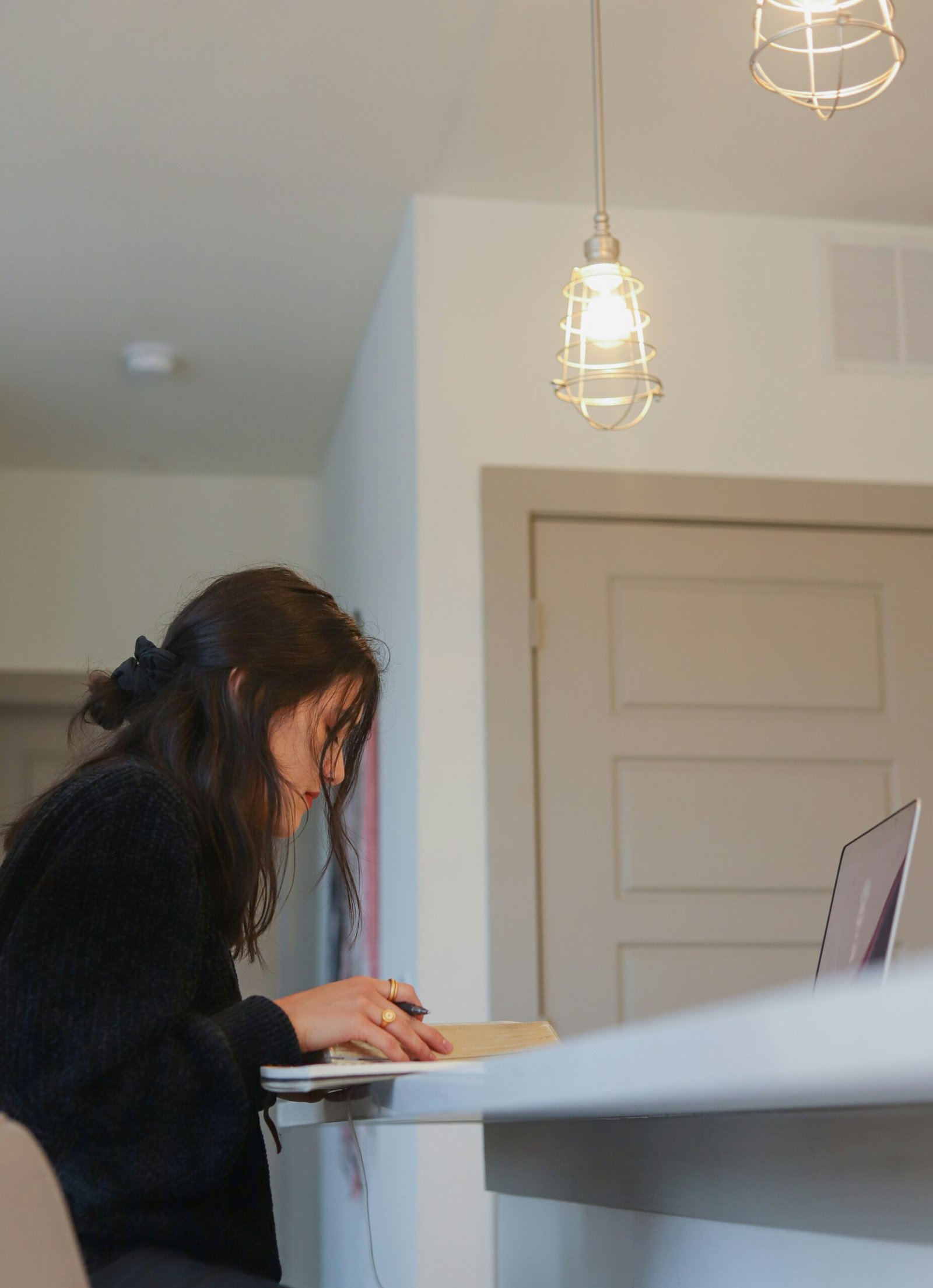 Sell My House Fast Before Foreclosure: Expert Guide 1 A homeowner discussing legal aspects with a real estate attorney